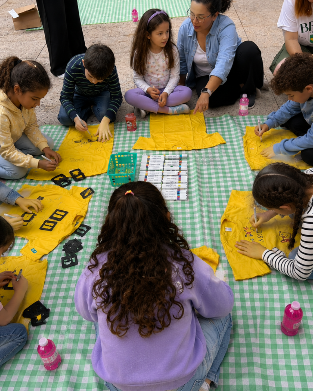Famílias jogando e participando da 2ª edição do IDA no Quintal com tema Copa do Mundo