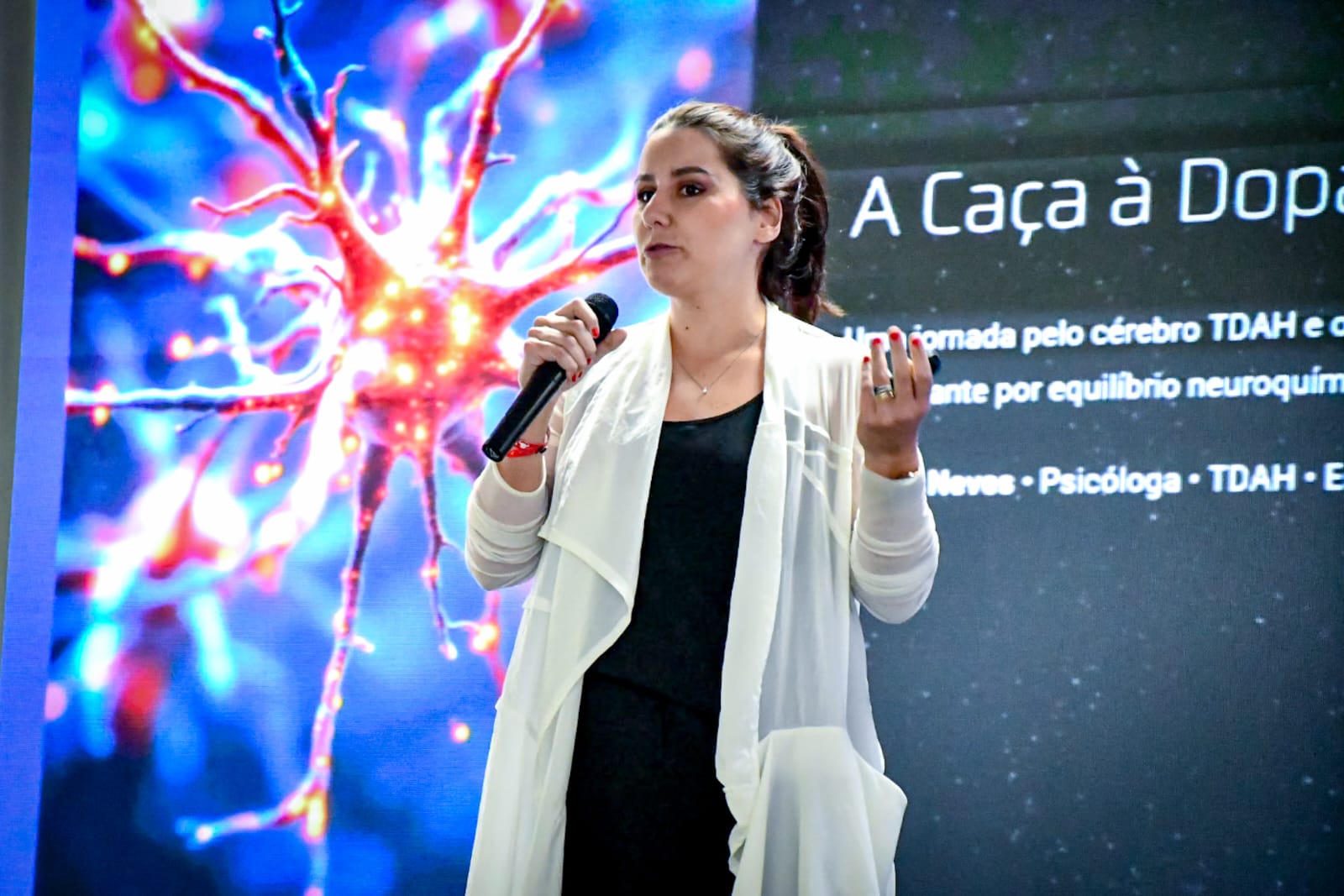 Luana Neves, psicóloga e fundadora do IDA, durante uma palestra