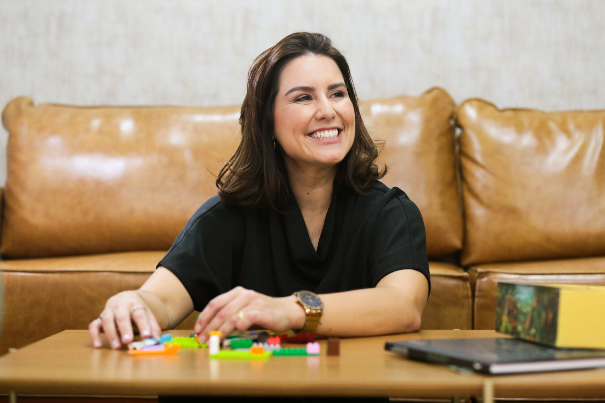 Luana Neves, psicóloga do IDA, com peças de encaixe sobre a mesa