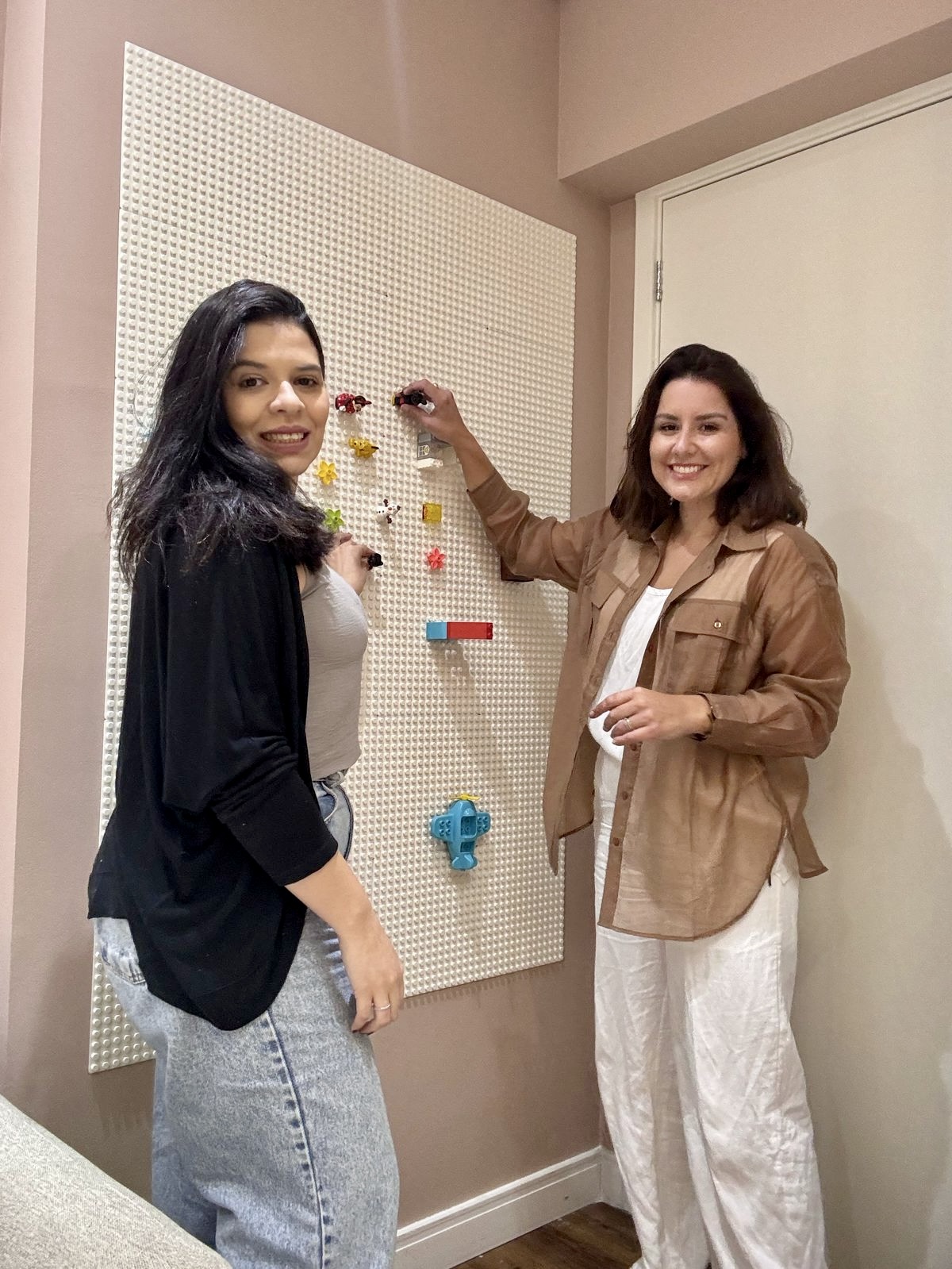 Luana Neves e Thais Serafim numa sala do IDA, nos Jardins
