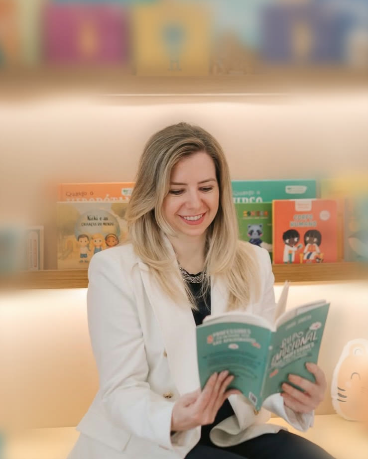 Carol Garcia, neuropsicóloga do IDA, lendo na sala de atendimento nos Jardins, São Paulo